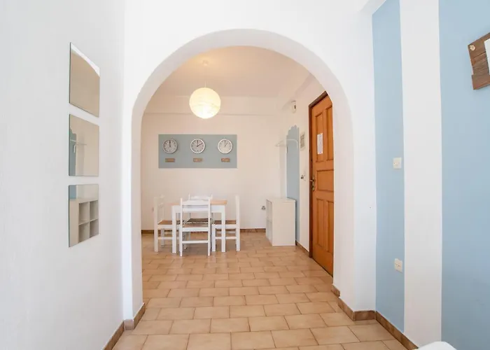 Livadia Seaside 10 Paro